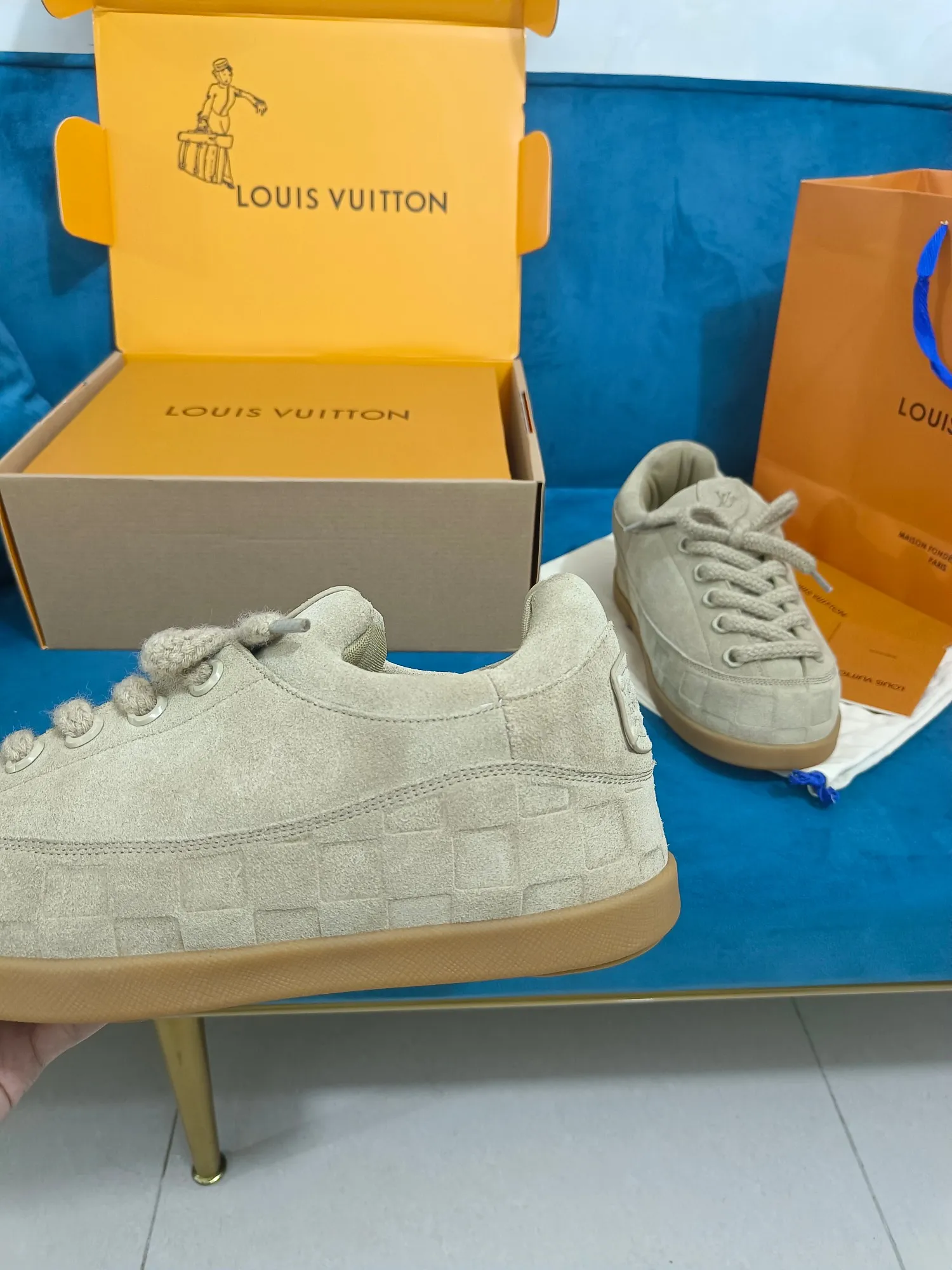 👟👟Ex-factory price 640👟👟 LV YETI slip-on shoes, based on suede cow leather, partially embossed with Nigo's reinterpretation of LV Damier pattern, cleverly echoing the Chinese tradition of taking off shoes when entering the house, and the "small feet" aesthetic is integrated into Chinese street genes. The palm-printed rubber outsole hides the LV letters and Monogram flowers. The exquisite craftsmanship made in Italy shows the brand's heritage in a comfortable slip-on style. The reservation mode adds a unique style, it is traditional and trendy, and it is suitable for couples aged 35-45.